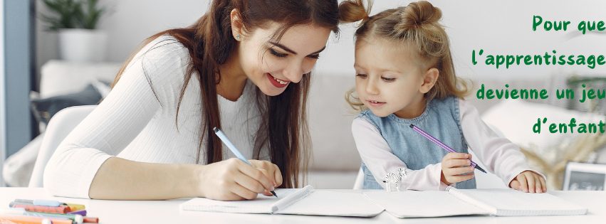 Une enseignante et une petite fille écrivent ensemble dans un cahier